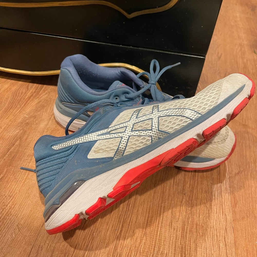 Size 9 Asics Running Shoe - barely worn
